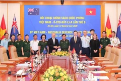 El coronel general Hoang Xuan Chien, viceministro de Defensa de Vietnam; Hugh Jeffrey, subsecretario general de Defensa de Australia, y delegados en el evento. (Fuente: VNA)