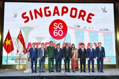 El viceprimer ministro vietnamita Nguyen Chi Dung y delegados. (Fuente: VNA)