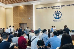 Las personas acuden a realizar procedimientos administrativos en la Sucursal No. 08 del Punto de Servicio de Administración Pública de la Comuna de Dong Anh, Ciudad de Hanoi. (Fuente: VNA)