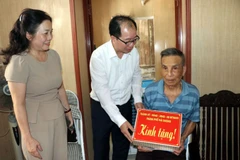 Líderes de la ciudad de Hai Duong entregan obsequios a hogares beneficiados de políticas sociales y en situación de pobreza cuyas casas acaban de ser reparadas. (Foto: VNA)