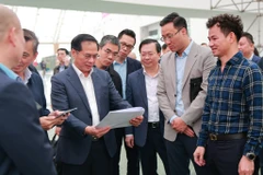 El viceprimer ministro vietnamita Bui Thanh Son, jefe del Comité Directivo de Ferias Nacionales, inspecciona los avances en la organización de la primera Feria de Primavera 2026 en Hanoi. (Fuente: VNA)