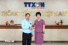 La directora general de la Agencia Vietnamita de Noticias (VNA), Vu Viet Trang, recibió a Vansay Tavinyan, subjefe de la Comisión de Propaganda y Educación del Partido Popular Revolucionario de Laos y editor en jefe del diario Pasaxon, (Fuente: VNA)