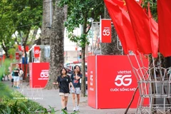 Las estaciones base 5G brillaron en color rojo alrededor del lago Hoan Kiem durante el feriado del 2 de septiembre. (Fuente: VNA)