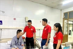 Líderes de la Cruz Roja Provincial de Quang Ninh visitaron, animaron y brindaron apoyo a las víctimas y sus familiares. (Foto: VNA)