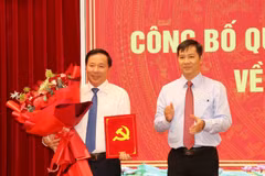 Nguyen Thanh Tam, miembro del Comité Central del Partido y subjefe de su Comisión de Organización, entregó la decisión sobre el nombramiento de Nguyen Van Ut. (Fuente: VNA)