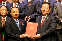El miembro del Buró Político, secretario del Comité Central del PCV y jefe de su Comisión de Propaganda, Educación y Movilización de Masas, Nguyen Trong Nghia, entrega la decisión de nombrar al camarada Thai Dai Ngoc como secretario del Comité del Partido de Gia Lai para el mandato 2025-2030. (Foto: VNA)
