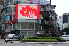 Ciudad Ho Chi Minh está adornada con banderas y flores, lista para las elecciones. (Fuente: VNA)