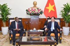 El ministro de Relaciones Exteriores de Vietnam, Bui Thanh Son, recibió en la tarde del 14 de noviembre de 2022 en Hanoi a su homólogo angolano, Domingos Vieira Lopes, de visita oficial en el país. (Fuente: Cancillería)