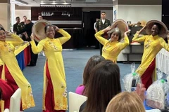 Estudiantes de la Universidad UNEFA realizan la danza del sombrero cónico vietnamita. (Fuente: VNA)