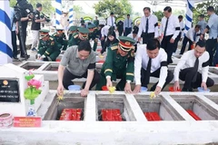 El primer ministro Pham Minh Chinh participa en el entierro de los restos de soldados voluntarios y expertos vietnamitas en el Cementerio de los Mártires de Doc Ba Dac (distrito de Thoi Son, provincia de An Giang). (Foto: VNA)