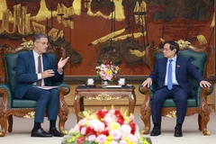 El primer ministro Pham Minh Chinh recibe al embajador de PFrancia en Vietnam, Olivier Brochet. (Fuente: VNA)