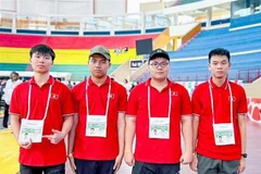 Los cuatro estudiantes vietnamitas participantes en la Olimpiada Internacional de Informática (IOI) de 2025. (Fuente: VNA)