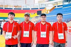 Los cuatro estudiantes vietnamitas participantes en la Olimpiada Internacional de Informática (IOI) de 2025. (Fuente: VNA)