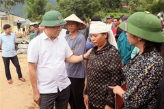El viceprimer ministro Le Thanh Long visitó y animó a las familias afectadas por las inundaciones en la comuna de Chieng So. (Foto: VNA)