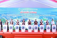 El primer ministro vietnamita, Pham Minh Chinh, y delegados en la inauguración de la construcción del internado primario y secundario de Tay Giang. (Fuente: VNA)
