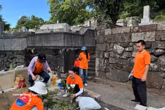 Voluntarios plantan flores y limpian los alrededores de la tumba de la princesa Ngoc Hoa en Nagasaki. (Fuente: VNA)
