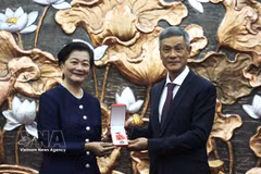 El embajador vietnamita en Camboya, Nguyen Minh Vu, entrega la Orden de la Amistad a la ex embajadora de Camboya en Vietnam, Chea Kimtha. (Fuente: VNA)