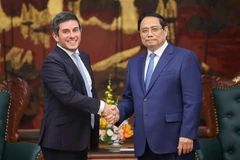 El primer ministro vietnamita, Pham Minh Chinh, recibe a Gerald Toledano, miembro del Comité Ejecutivo y director de Productos Globales de Acciones y Multiactivos de FTSE Russell. (Fuente: VNA)