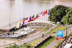 Banderas de la ASEAN se encuentran en el parque Bach Dang, barrio de Saigon, Ciudad Ho Chi Minh, con motivo del 58.º aniversario de la fundación de la ASEAN (8 de agosto de 1967 - 8 de agosto de 2025). (Fuente: VNA)