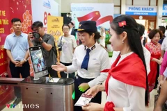 VNR pone en funcionamiento un sistema de control de billetes mediante tecnología biométrica a través de la autenticación de identificación ciudadana en la estación de Hanoi. (Fuente: vtv.vn)