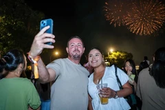 Turistas internacionales celebran el Año Nuevo 2026 en la calle peatonal Nguyen Hue, Ciudad Ho Chi Minh (Foto: Thanhnien.vn)