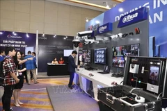 Visitantes a la exposición de equipos tecnológicos para la seguridad de redes. (Fuente: VNA)