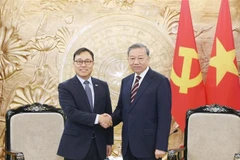 El secretario general del Partido Comunista de Vietnam, To Lam, recibe a Choi Young Sam, embajador de Seúl en el país. (Fuente: VNA)