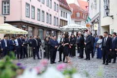 El primer ministro vietnamita, Pham Minh Chinh, y su esposa visitan el espacio, la arquitectura y la historia del casco antiguo de Tallin. (Foto: VNA)