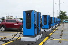 La estación de carga para vehículos eléctricos de V-Green acaba de abrir en el aparcamiento Minh Khai, en la calle de Cau Dien, Hanói. (Foto: nhandan.vn)