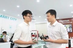 Ingenieros de Viettel discuten el desarrollo de soluciones tecnológicas. (Fuente: VNA)