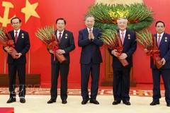 El secretario general del Partido Comunista de Vietnam (PCV), To Lam (centro) entrega Orden del Mérito Militar y de insignias de membresía del PCV a dirigentes y exlíderes del Partido y del Estado. (Fuente: VNA)
