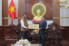 Nguyen Van Khoi, vicepresidente del Comité Popular de la ciudad de Can Tho, (derecha) recibe a Vipra Pandey, cónsul general de la India en Ciudad Ho Chi Minh. (Fuente: VNA)