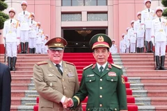 El general Phan Van Giang, ministro de Defensa de Vietnam, recibe al general de cuerpo de ejército Álvaro López Miera, ministro de las Fuerzas Armadas Revolucionarias de Cuba. (Fuente: VNA)