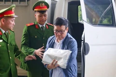 El expresidente del Comité Popular de la provincia de Vinh Phuc (autigua) Le Duy Thanh es traslado a la sala del tribunal. (Foto: anninhthudo.vn)