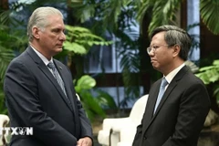El primer secretario del Comité Central del Partido Comunista de Cuba y presidente de la República, Miguel Díaz-Canel Bermúdez, y el embajador de Vietnam en Cuba, Le Quang Long. (Fuente: VNA)