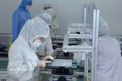 Línea de ensamblaje de computadoras portátiles de Heesung Electronics Vietnam. (Foto: VNA)
