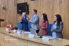 Nguyen Thi Trang, jefa de la Oficina comercial de Vietnam en México, y delegados en el evento. (Fuente: VNA)