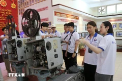Jóvenes vietnamitas en el extranjero aprenden sobre brújulas especializadas en el Departamento Marítimo en la década de 1980, en la Academia Naval. (Foto: VNA)