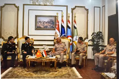 Panorama de la reunión entre el ministro de Defensa de Vietnam, general Phan Van Giang, y su homólogo egipcio, general Abdel Mageed Saqr. (Fuente: VNA)