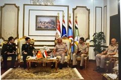Panorama de la reunión entre el ministro de Defensa de Vietnam, general Phan Van Giang, y su homólogo egipcio, general Abdel Mageed Saqr. (Fuente: VNA)