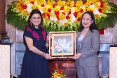 La vicepresidenta vietnamita Vo Thi Anh Xuan entrega un obsequio a la vicepresidenta de Ecuador, María José Pinto González Artigas. (Fuente: VNA)