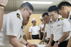 Los oficiales vietnamitas y neozelandeses discuten y acuerdan un plan de entrenamiento conjunto. (Foto: VNA)