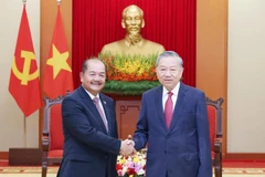 El secretario general del Partido Comunista de Vietnam (PCV), To Lam, recibe a Kikeo Khaykhamphithoune, miembro del Buró Político del Partido Popular Revolucionario y viceprimer ministro de Laos. (Fuente: VNA)