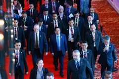 El primer ministro de Vietnam, Pham Minh Chinh, y su homólogo australiano, Anthony Albanese, asisten a la XX Cumbre de Asia Oriental (EAS). (Fuente: VNA)