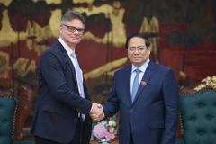 El primer ministro vietnamita, Pham Minh Chinh, recibe al vicepresidente a cargo de Transformación Digital y Cadena de Suministro a nivel global de HP, Antoine Colin. (Fuente: VNA)