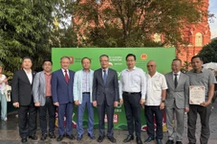 El embajador de Vietnam en Rusia, Dang Minh Khoi (centro) y delegados en el evento. (Fuente: VNA)