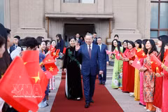 El secretario general del Partico Comunista y presidente de Vietnam, To Lam y su esposa se reúnen con funcionarios y personal de la Embajada de Hanoi en China, así como con representantes de la comunidad connacional en ese país. (Foto: VNA)