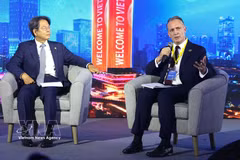 Tom Attenborough (derecha), Director de Desarrollo de Negocios Internacionales, Mercados Primarios, Bolsa de Londres (LSE), en el Foro de Inversiones de Alto Nivel, celebrado recientemente en Ciudad Ho Chi Minh. (Foto: VNA)