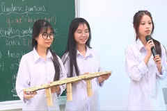 Una clase de matemáticas impartida en un idioma extranjero y utilizando modelos en la escuela secundaria Hong Quang, barrio de Le Thanh Nghi. (Foto: VNA)