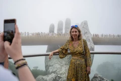 Turistas extranjeros en el puente dorado en Da Nang. (Fuente: Sun Group)
